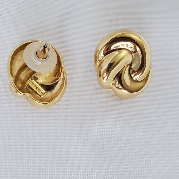 Trifari Gold-ToneVintage Earrings Pierced - Picture 6 of 9
